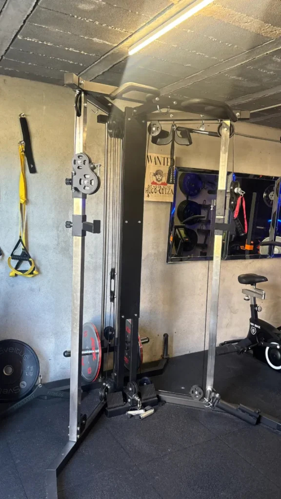 Station de musculation multifonction, haltères, vélo d'appartement, et TRX pour un entraînement complet à domicile.